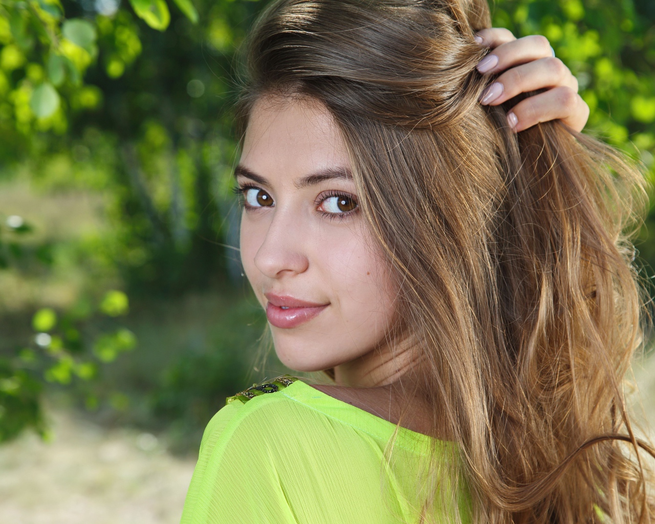 Красивая кареглазая шатенка с рукой в волосах 