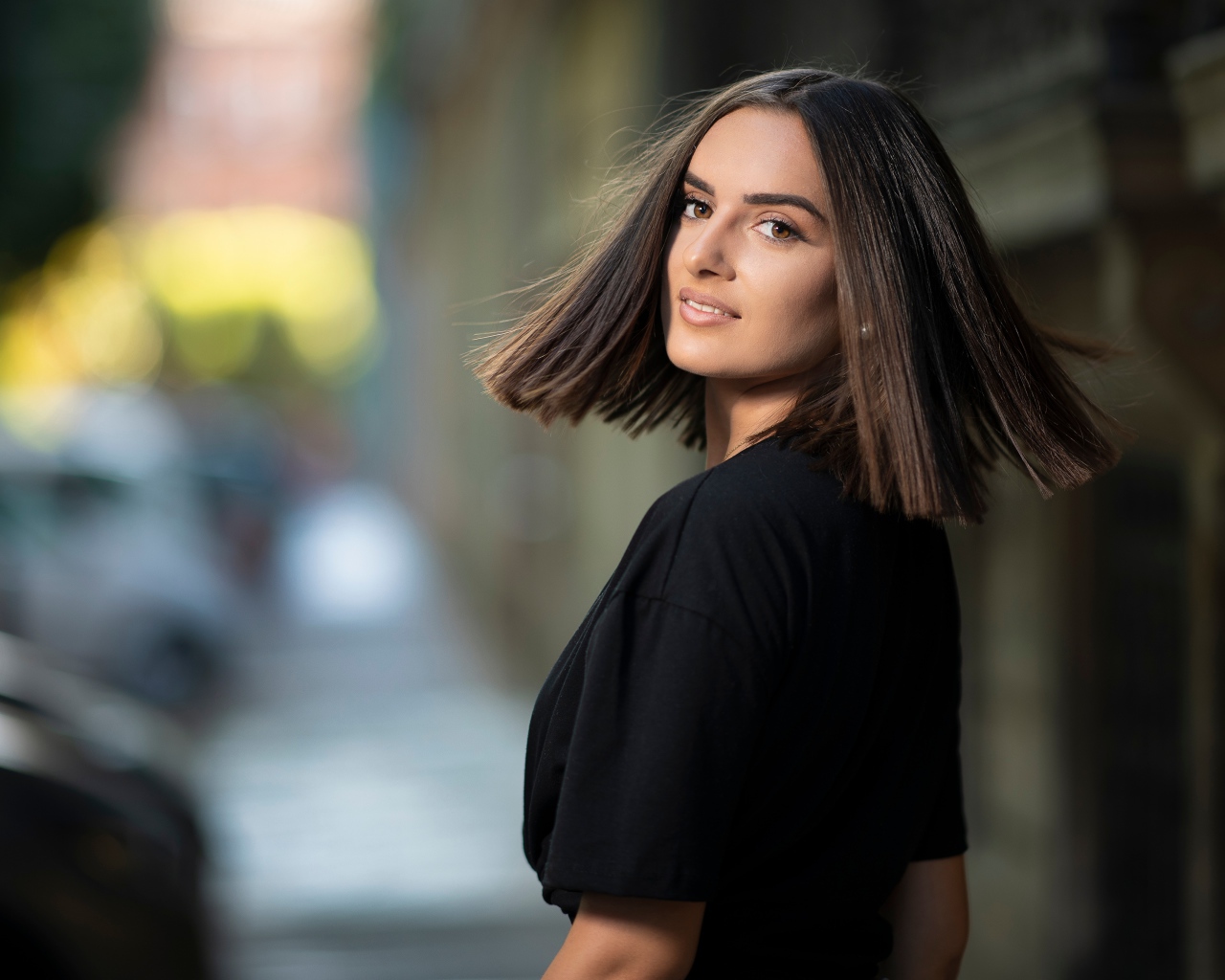 Красивая кареглазая брюнетка в черном платье 