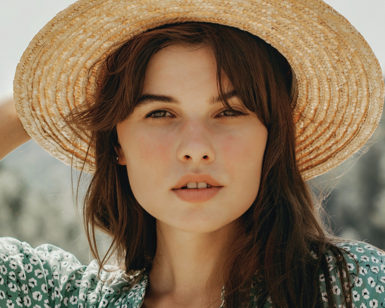 Красивая кареглазая брюнетка в шляпе 