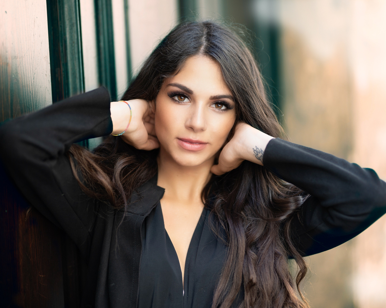 Красивая кареглазая девушка в черной рубашке 