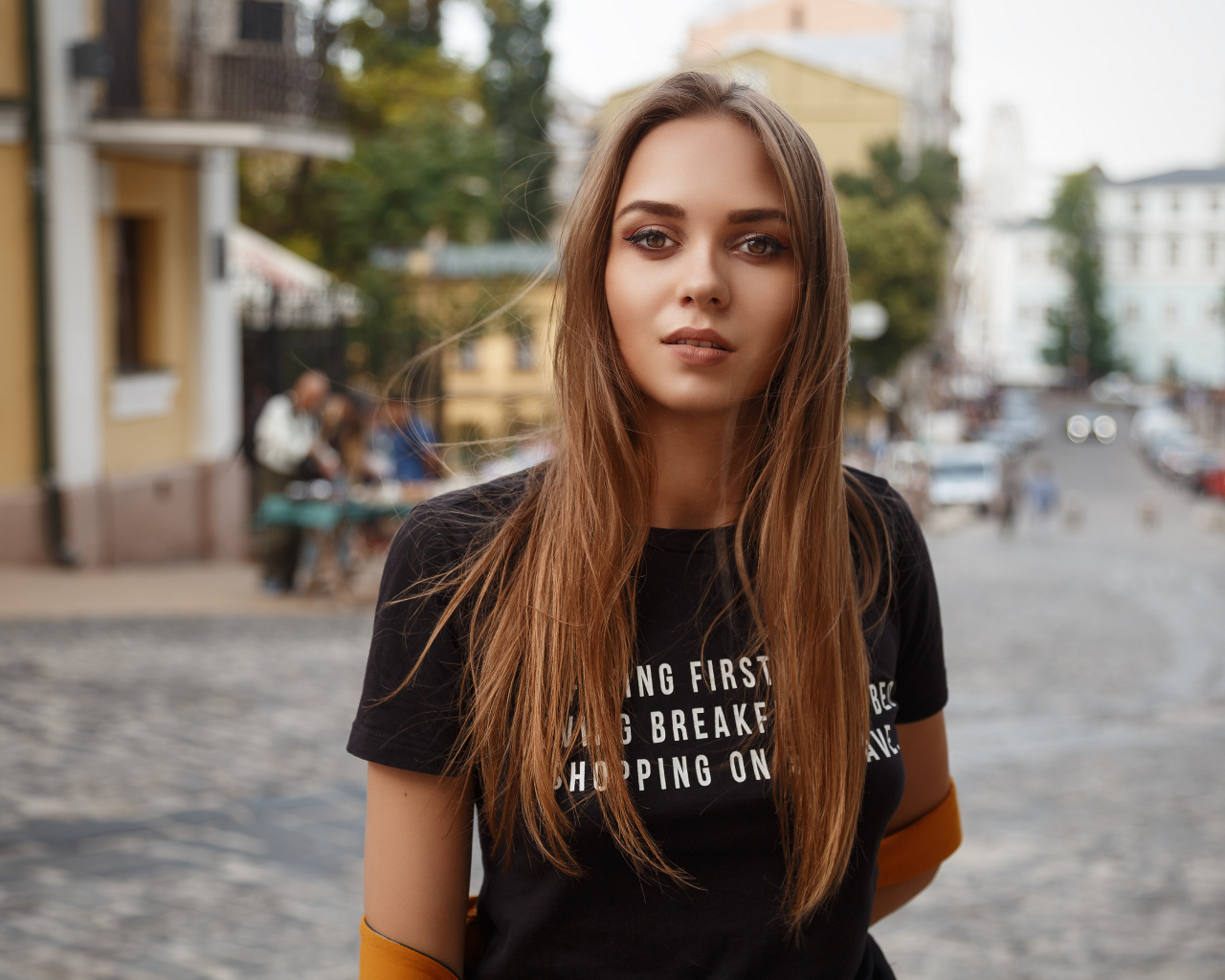 Красивая кареглазая девушка в черной футболке 