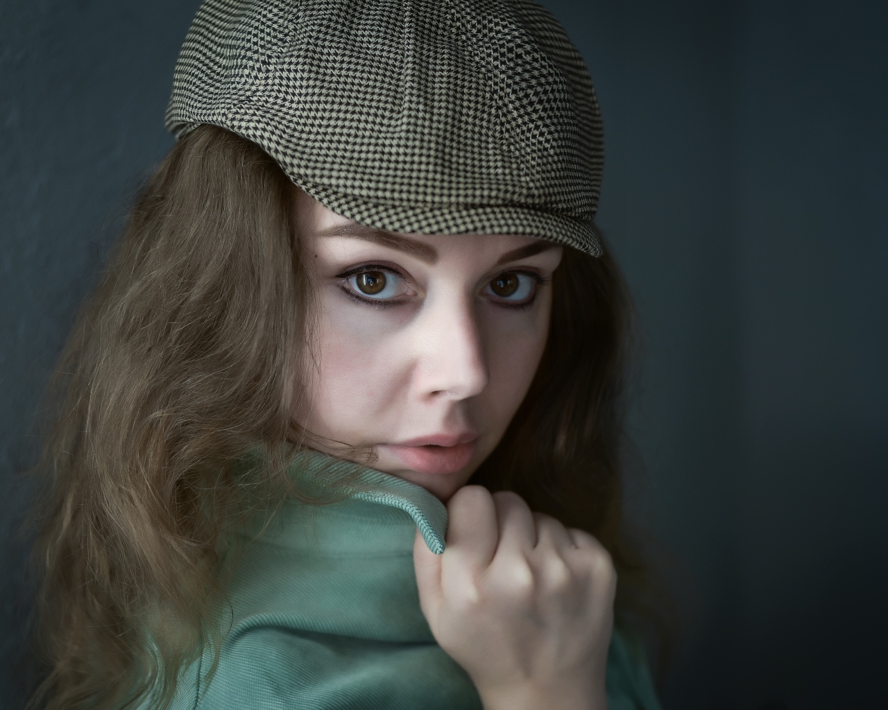 Красивая кареглазая девушка в кепке 