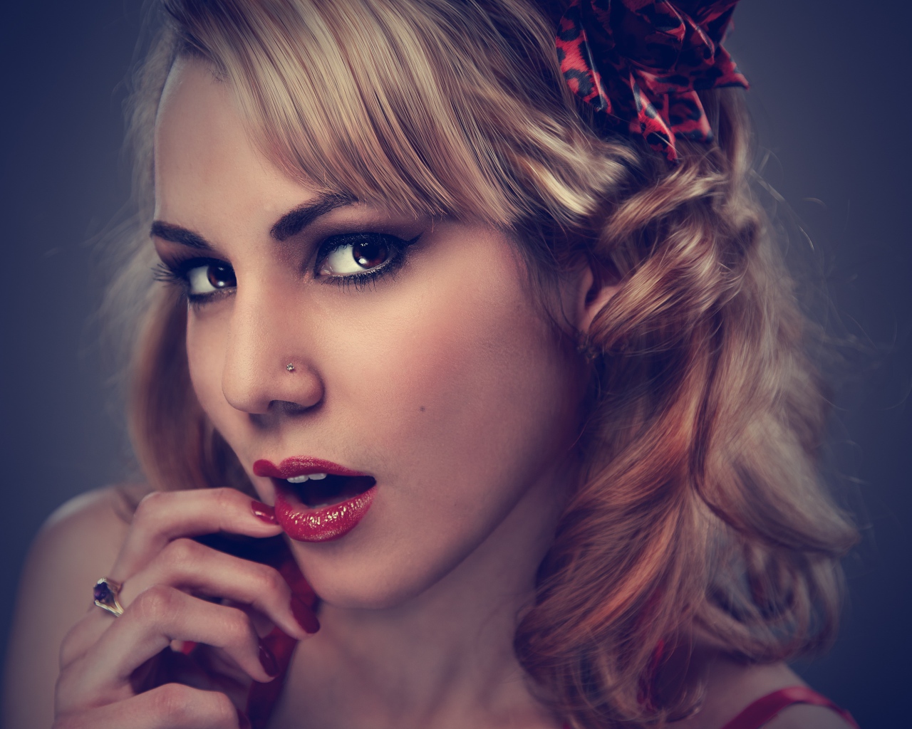 Красивая кареглазая девушка с красными губами 