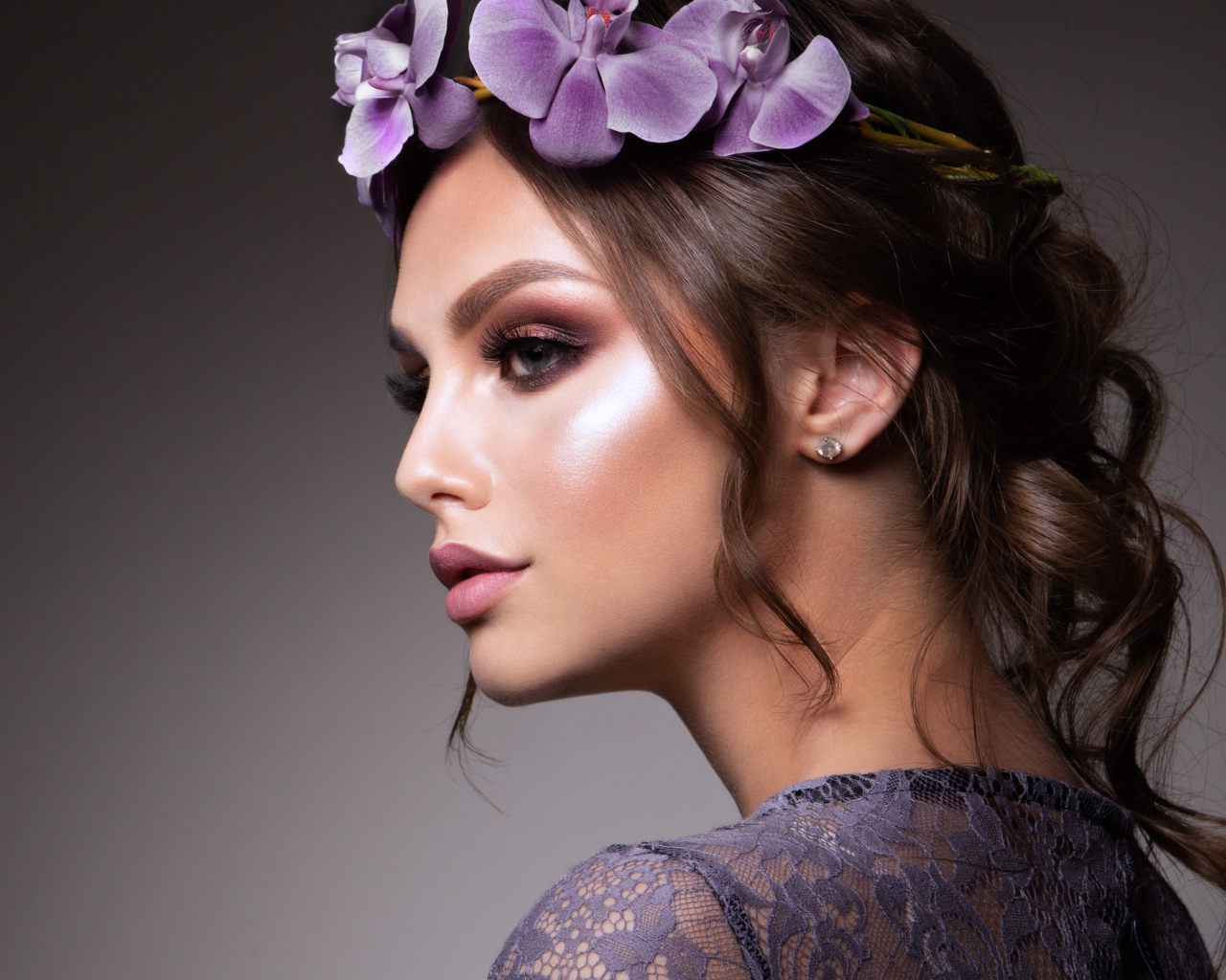 Красивая девушка шатенка с венком из орхидей 
