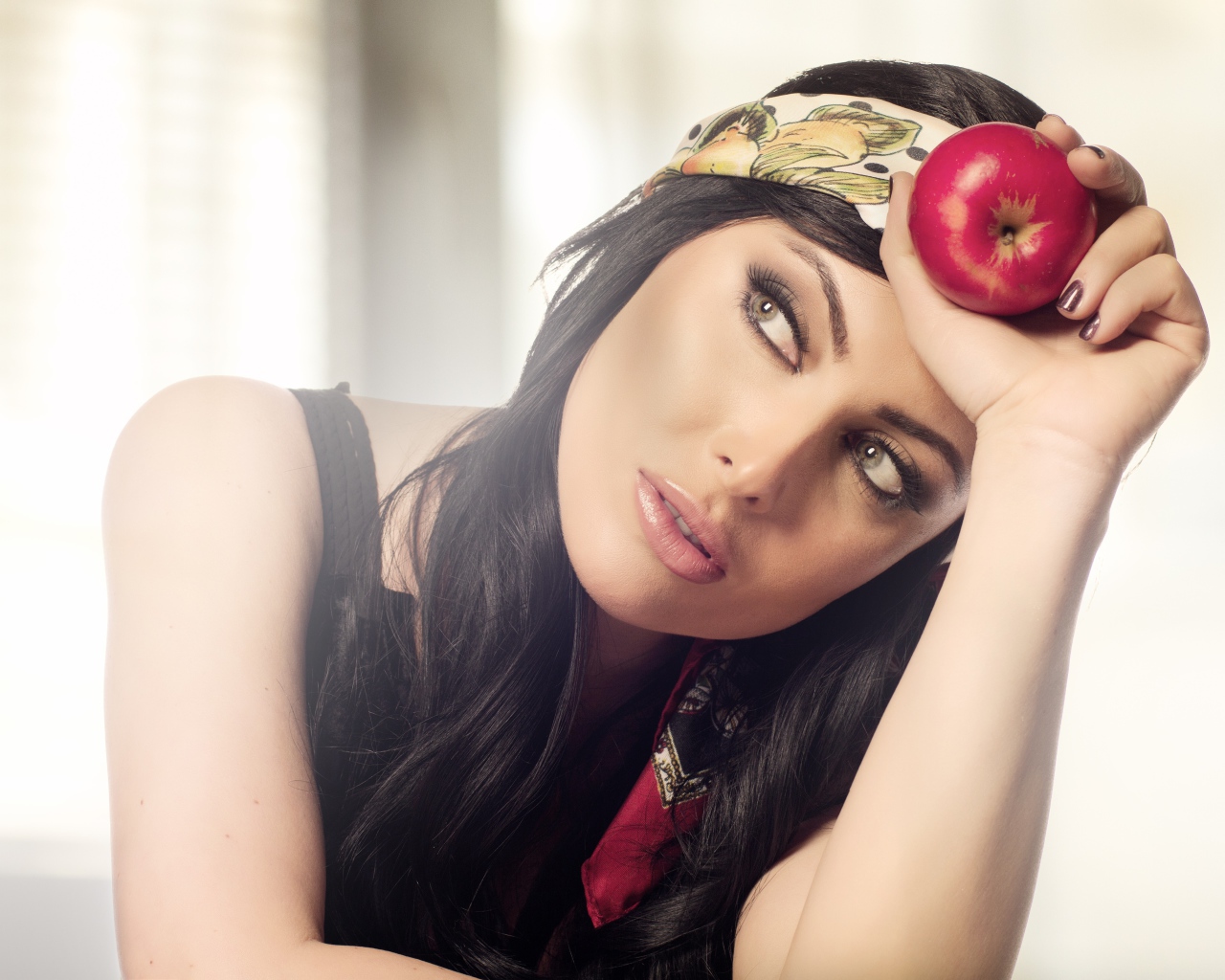 Красивая брюнетка с яблоком в руке 