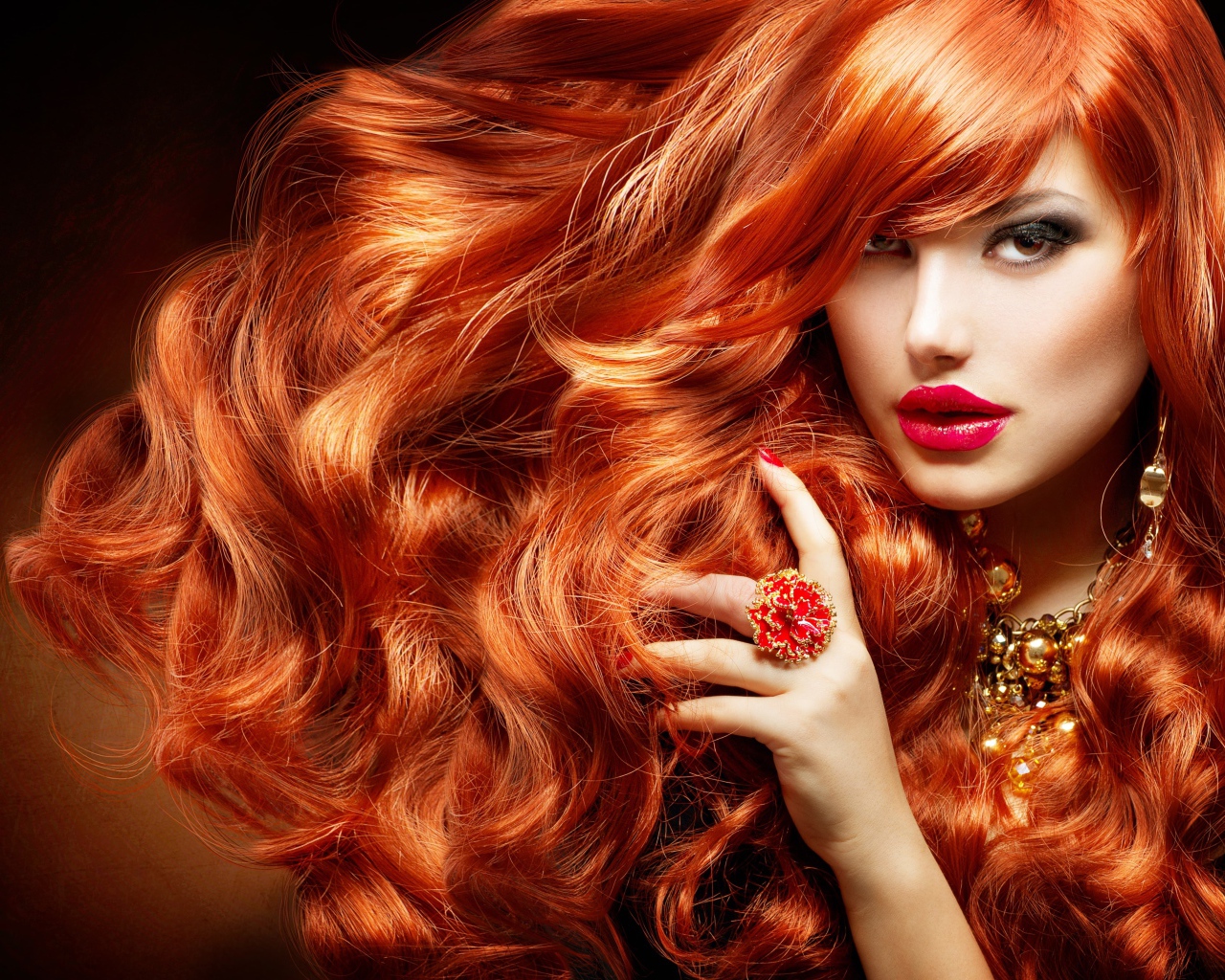 Красивые пышные рыжие волосы у девушки 