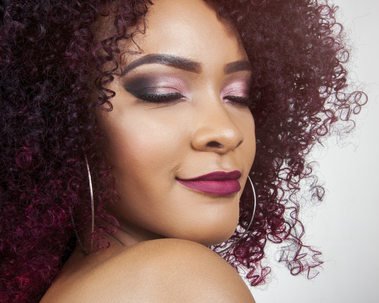 Красивая темнокожая девушка с закрытыми глазами