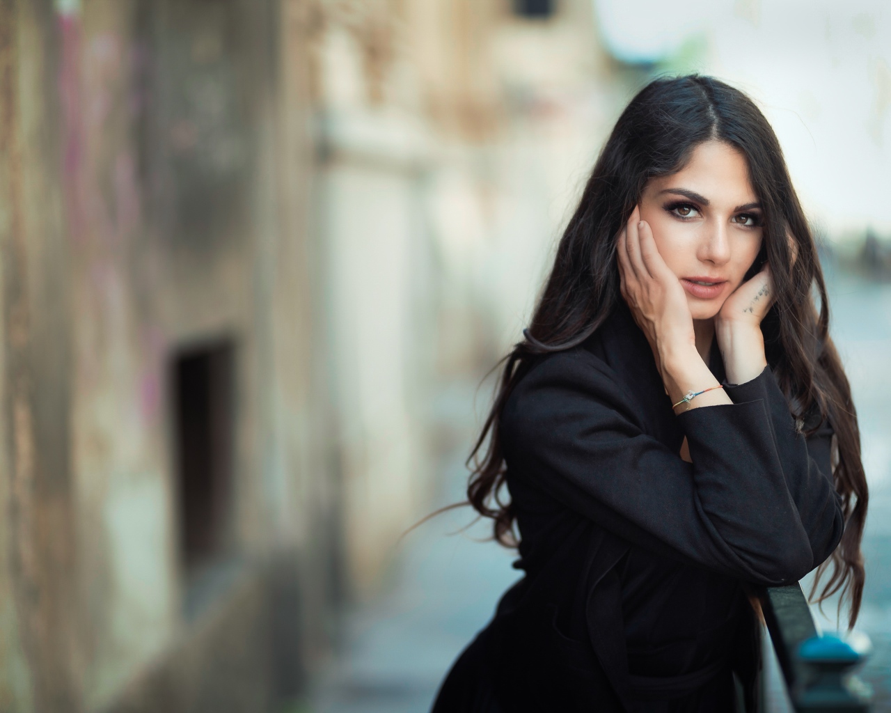 Красивая девушка в черном пальто 