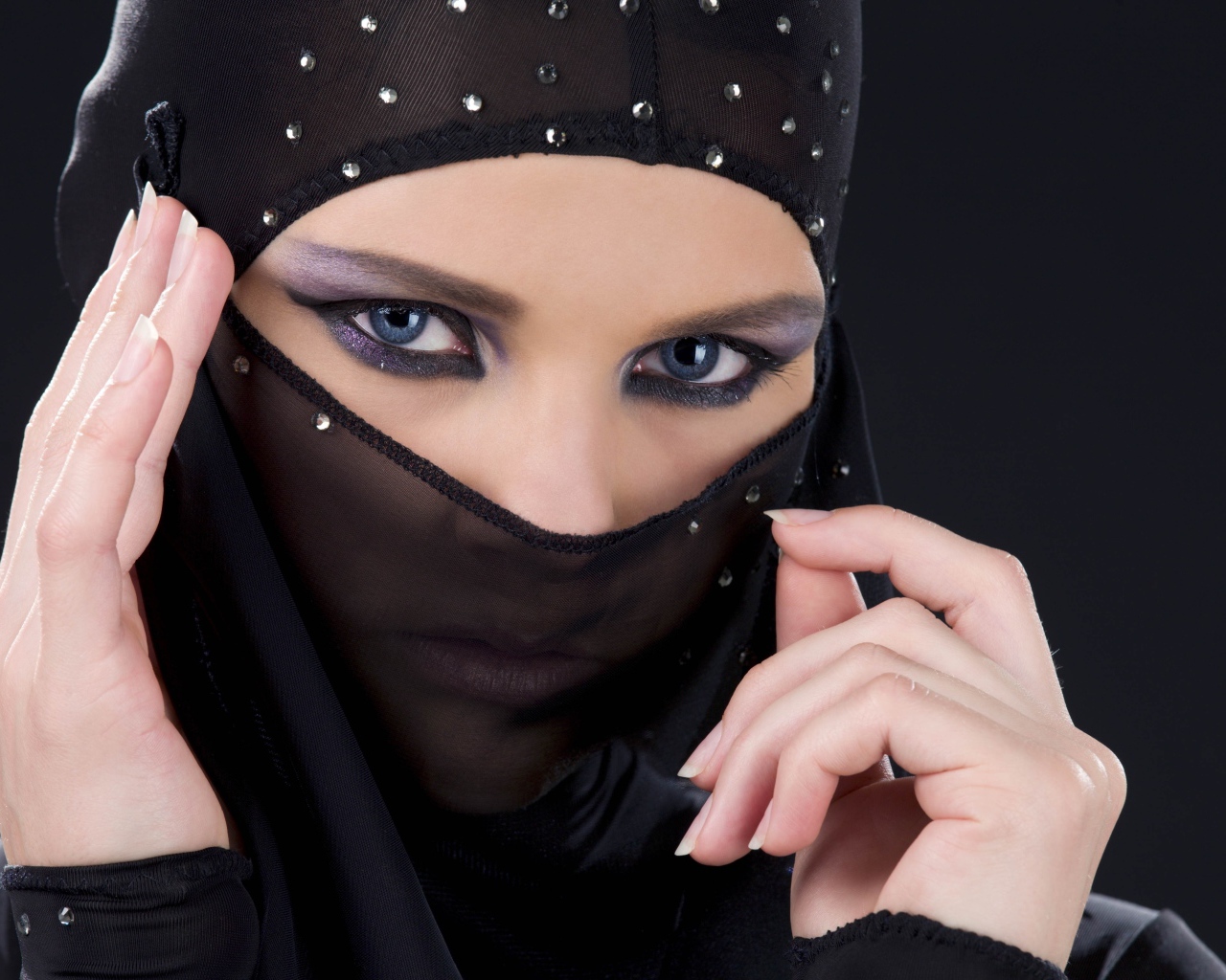 Красивая девушка в черной парандже 