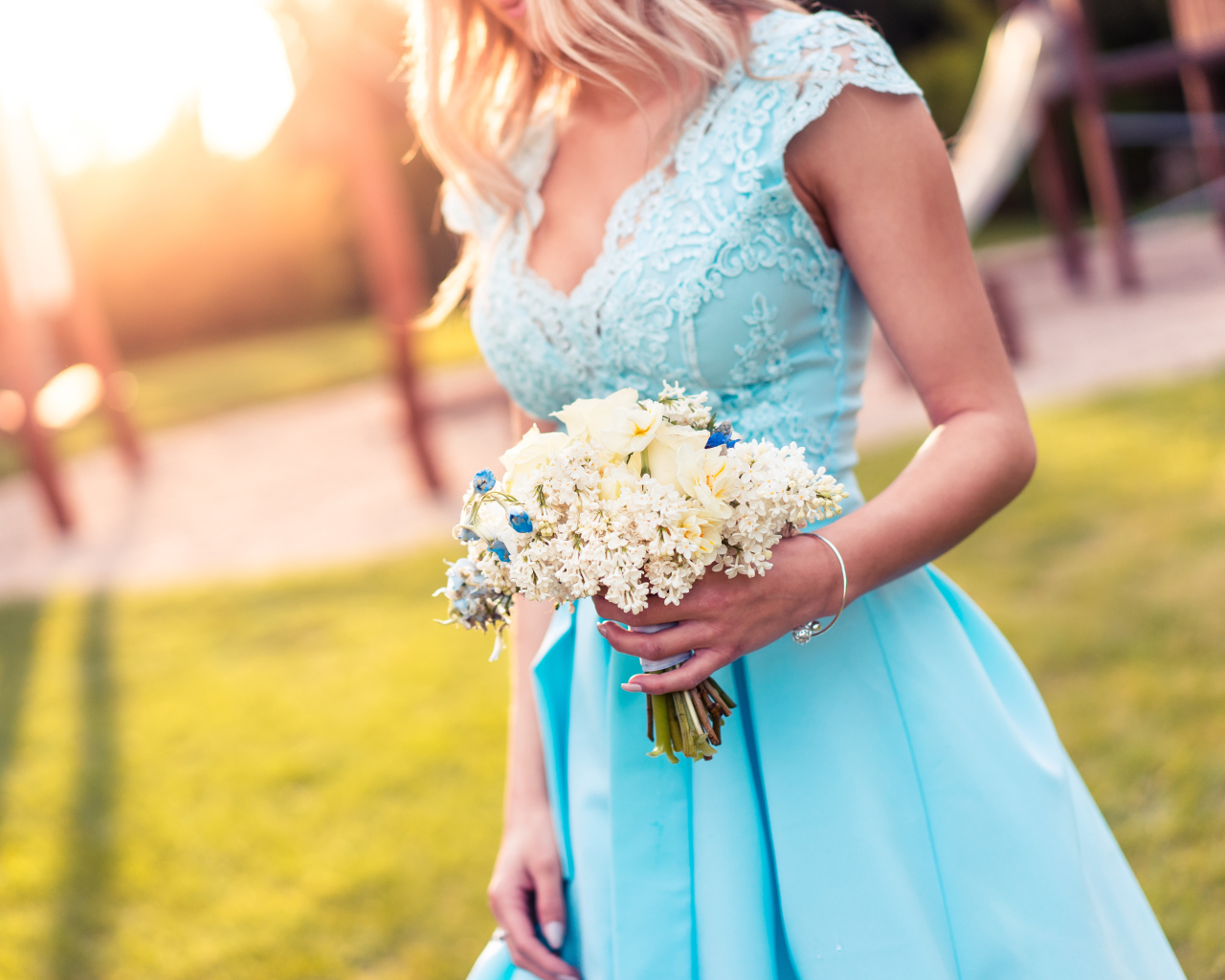 Красивая девушка в голубом платье с букетом в руке