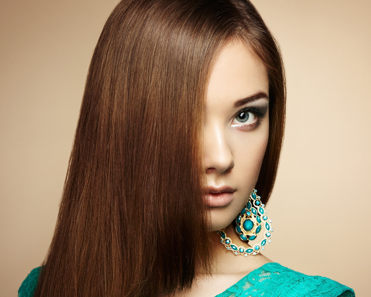 Красивая девушка в голубом платье с сережками в ушах