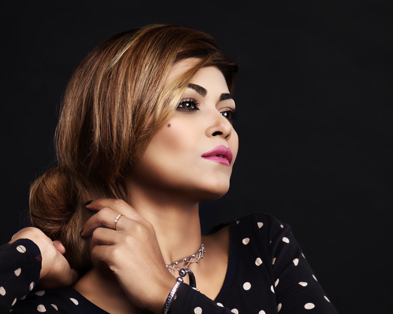 Красивая девушка в платье в горох на черном фоне