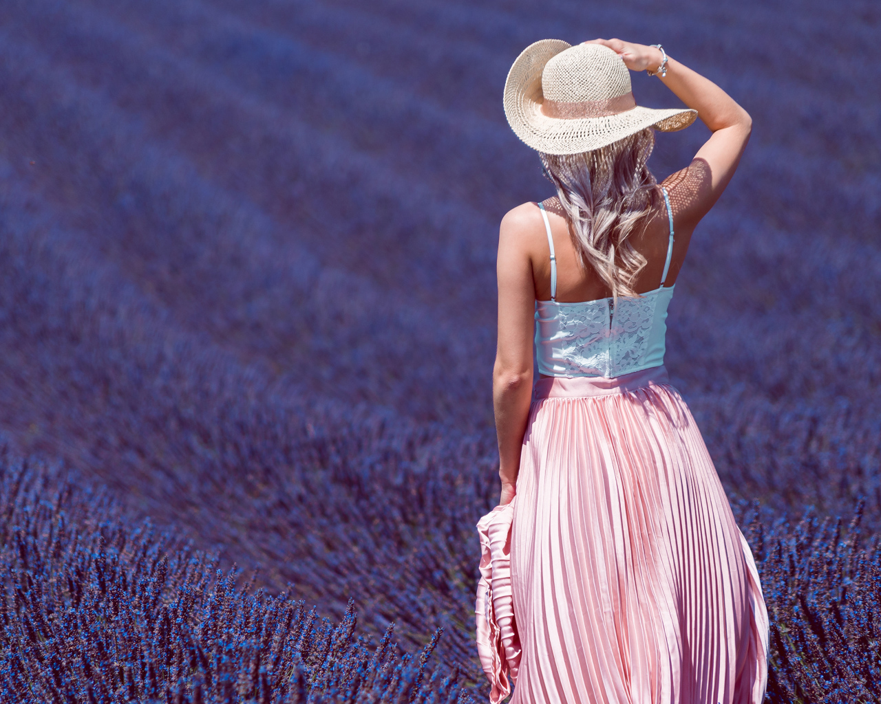 Красивая девушка в шляпе на лавандовом поле 