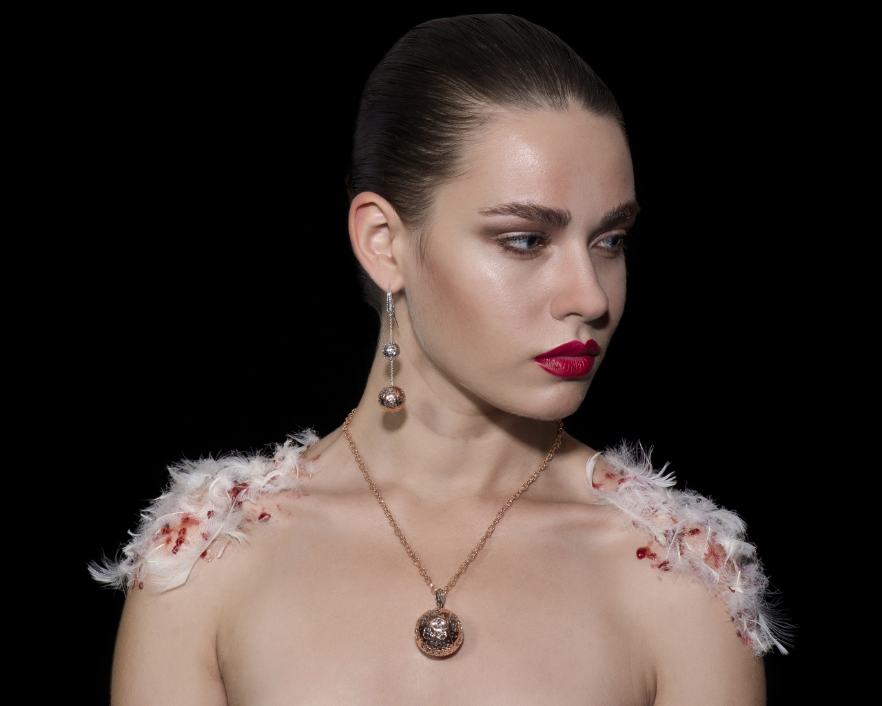 Красивая девушка в кулоном на шее