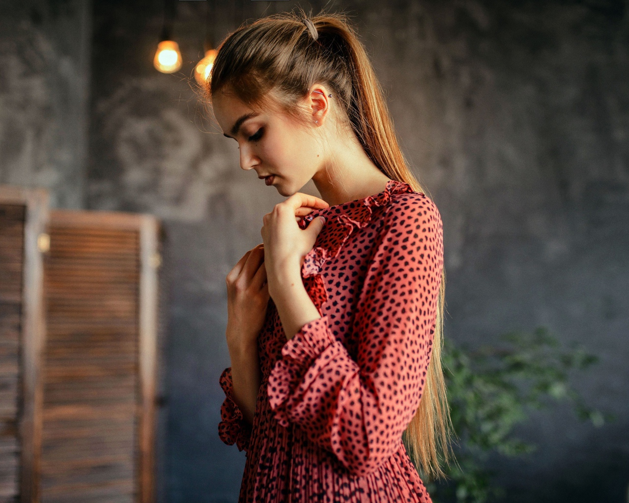 Красивая девушка в пятнистом розовом платье 