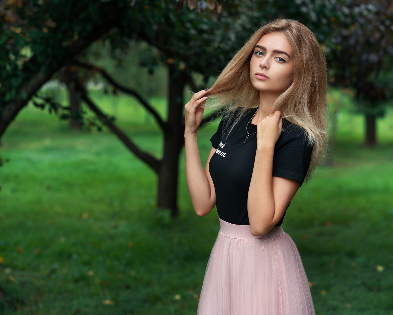 Красивая девушка в костюме в парке