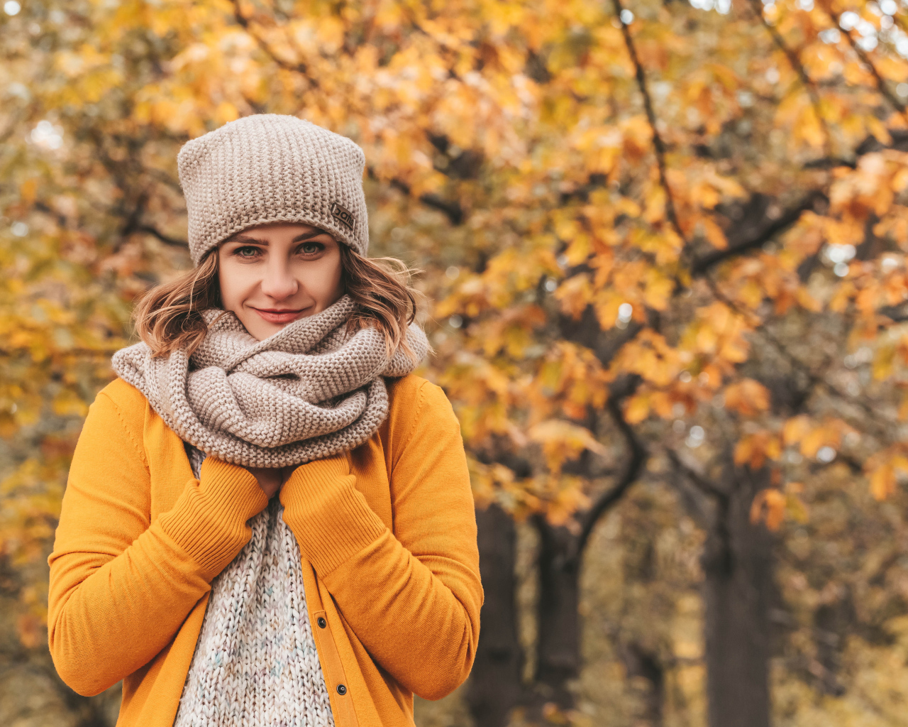 Красивая девушка в теплой кофте с шарфом