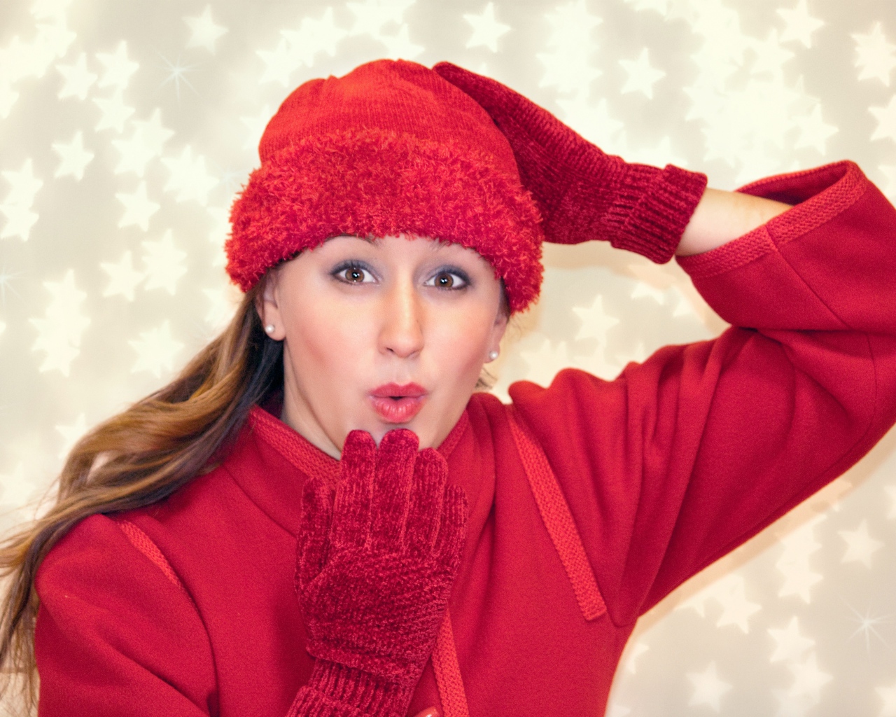 Красивая девушка в красном шлет воздушный поцелуй