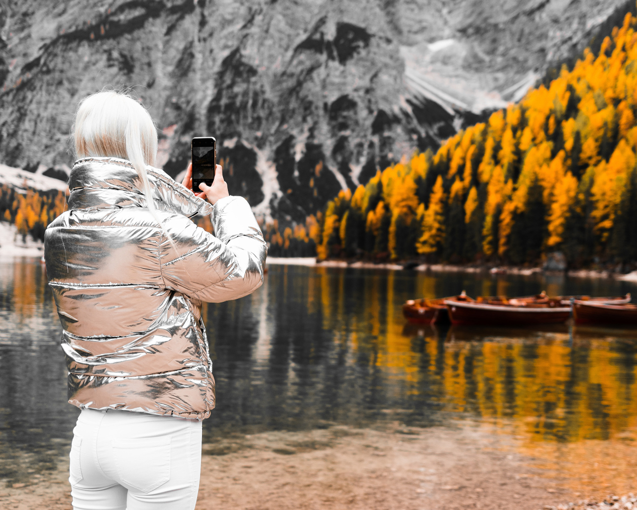 Красивая девушка делает фото гор на телефон 