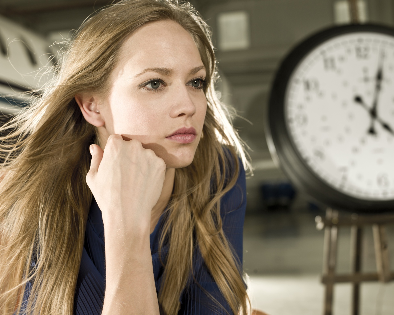 Красивая девушка модель на фоне часов