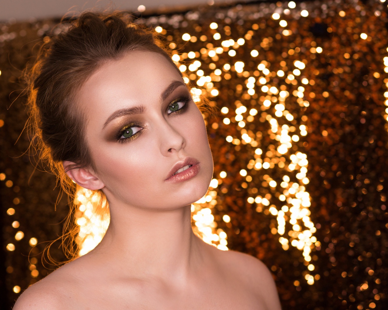 Красивая девушка на блестящем фоне