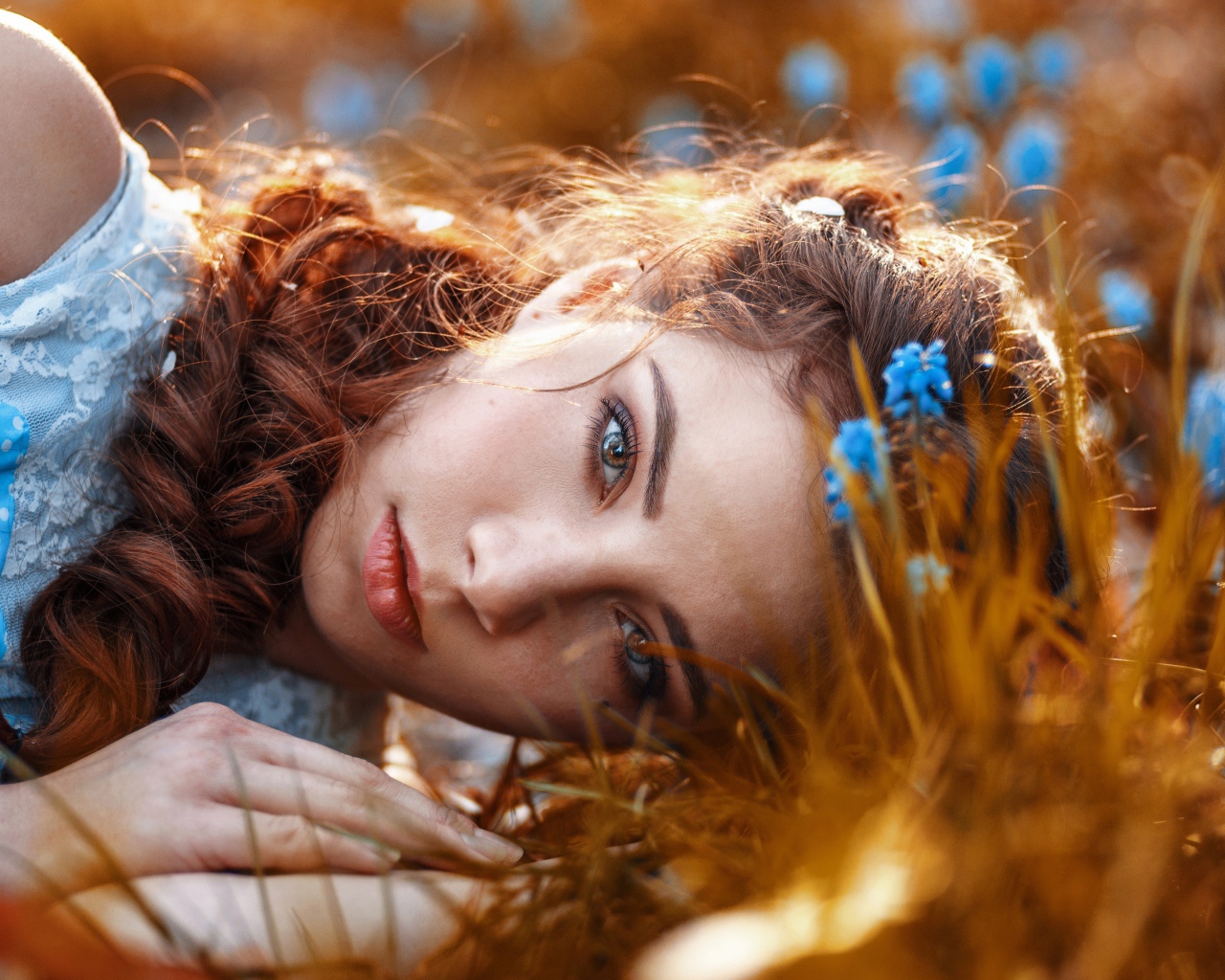Красивая девушка на земле с мускариками