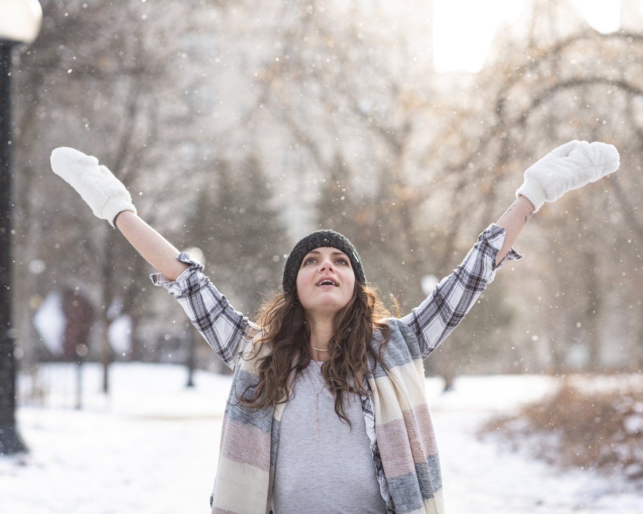 Красивая девушка на улице зимой 