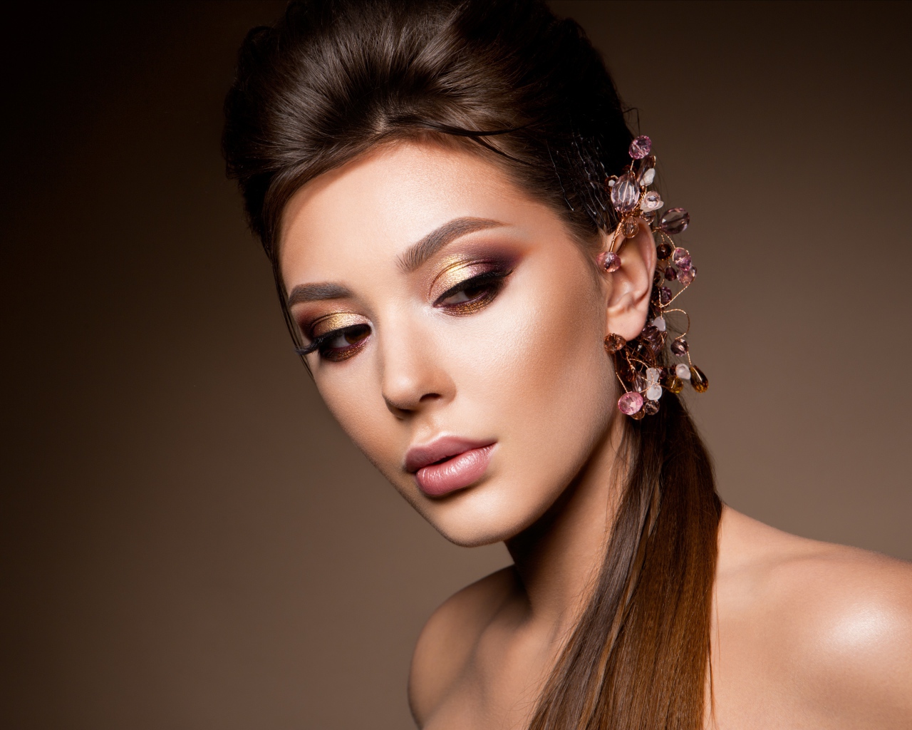 Красивая девушка с прической и украшениями в волосах 