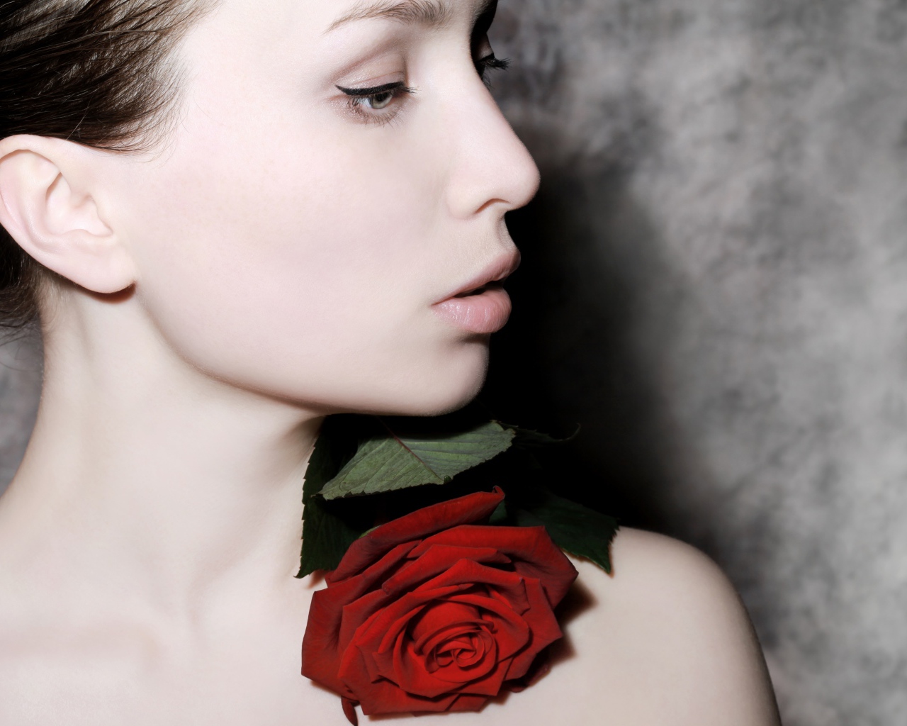 Красивая девушка с цветком розы на теле