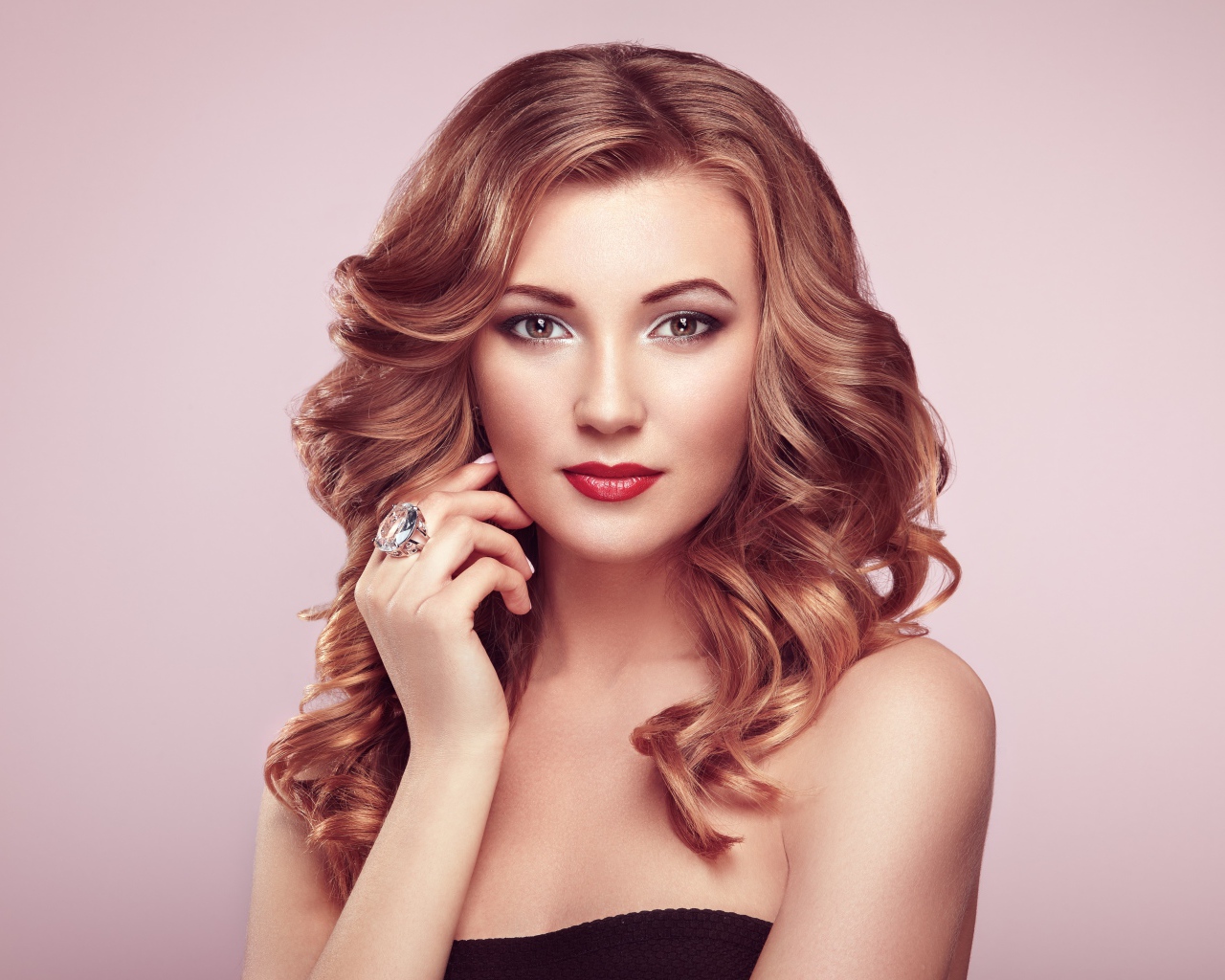 Красивая девушка с дорогим кольцом на пальце