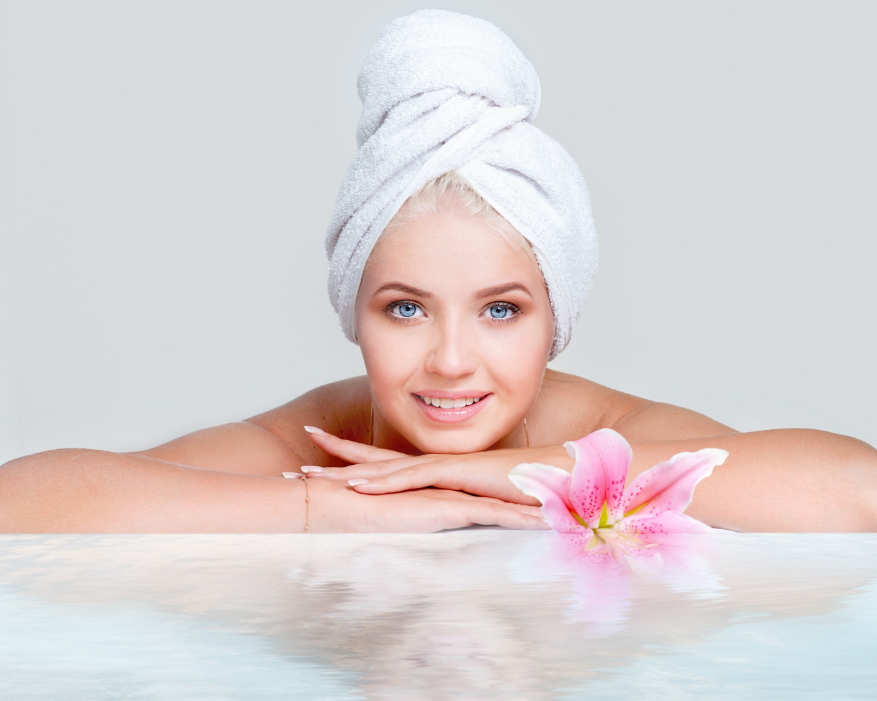 Красивая девушка с голубыми глазами после SPA процедур