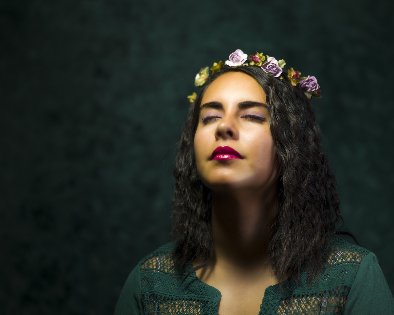 Красивая девушка с закрытыми глазами с венком на голове 