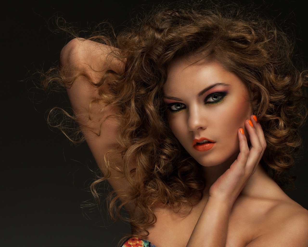Красивая девушка с кучерявыми волосами