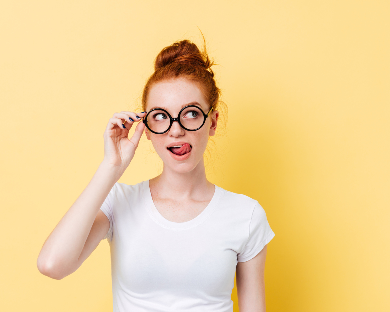 Красивая девушка в очках на желтом фоне 