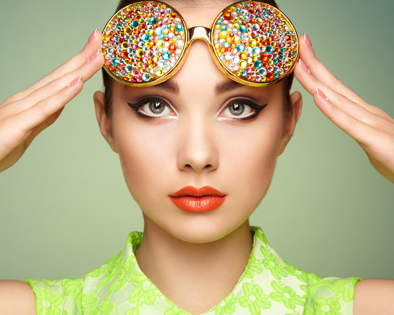 Красивая девушка с очками со стразами на лице