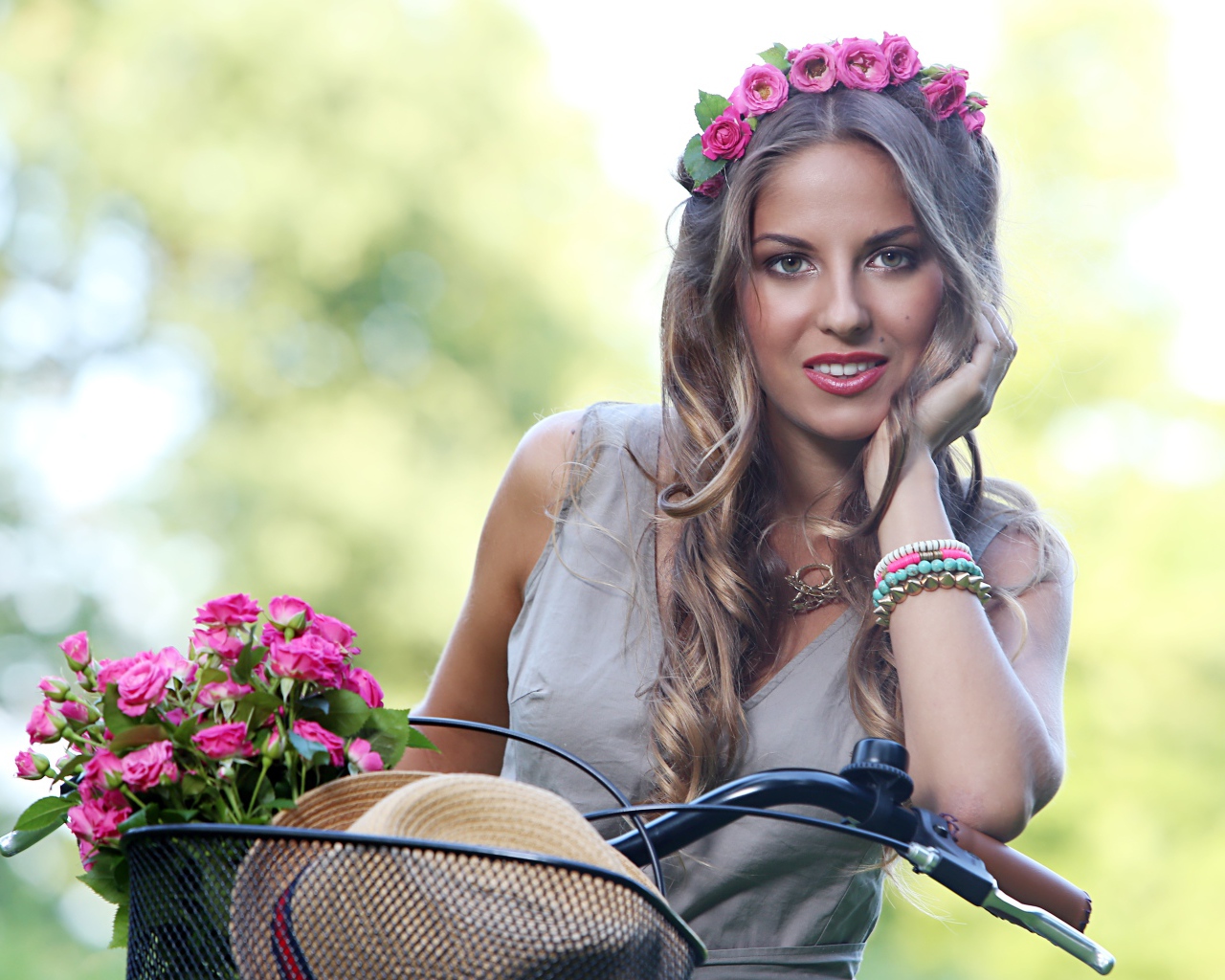 Красивая девушка с розами на велосипеде  с венком на голове