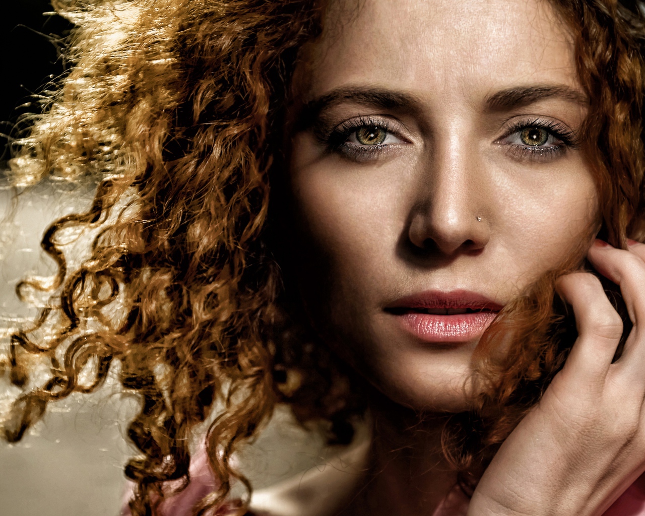 Красивая девушка с волнистыми волосами 