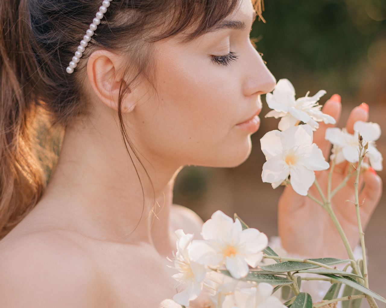 Красивая девушка с белыми цветами в руке