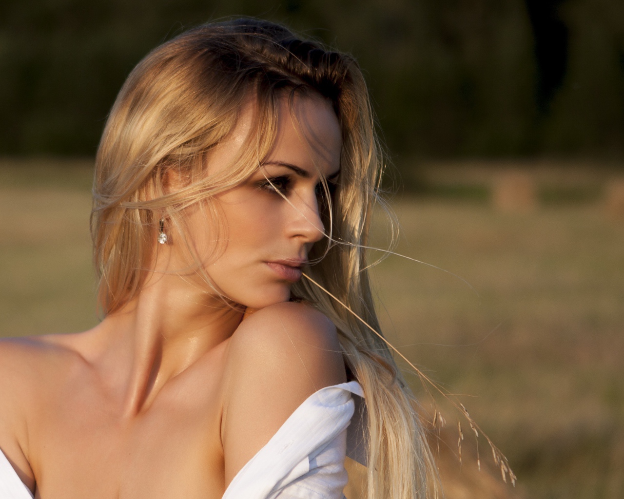 Красивая длинноволосая блондинка в белой рубашке 