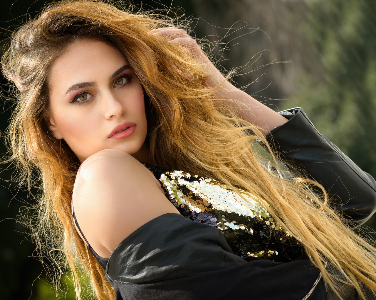 Красивая длинноволосая кареглазая девушка в черной куртке