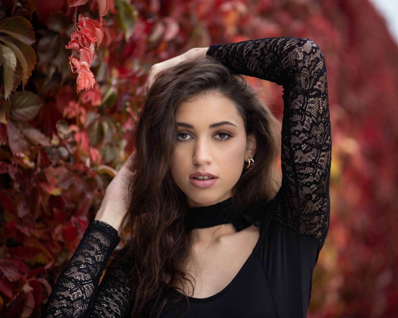 Красивая длинноволосая шатенка в черном платье