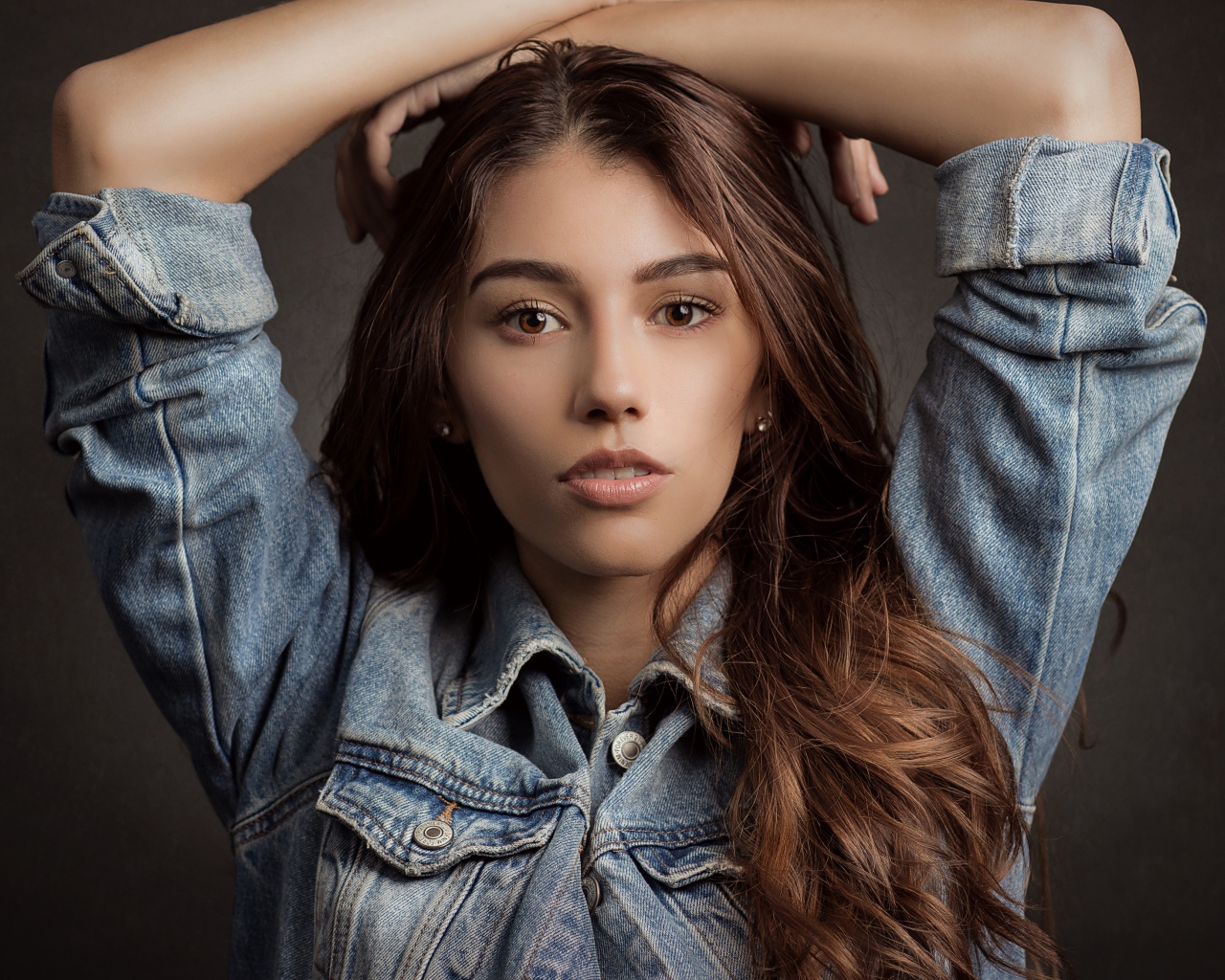 Красивая длинноволосая шатенка в джинсовой куртке 