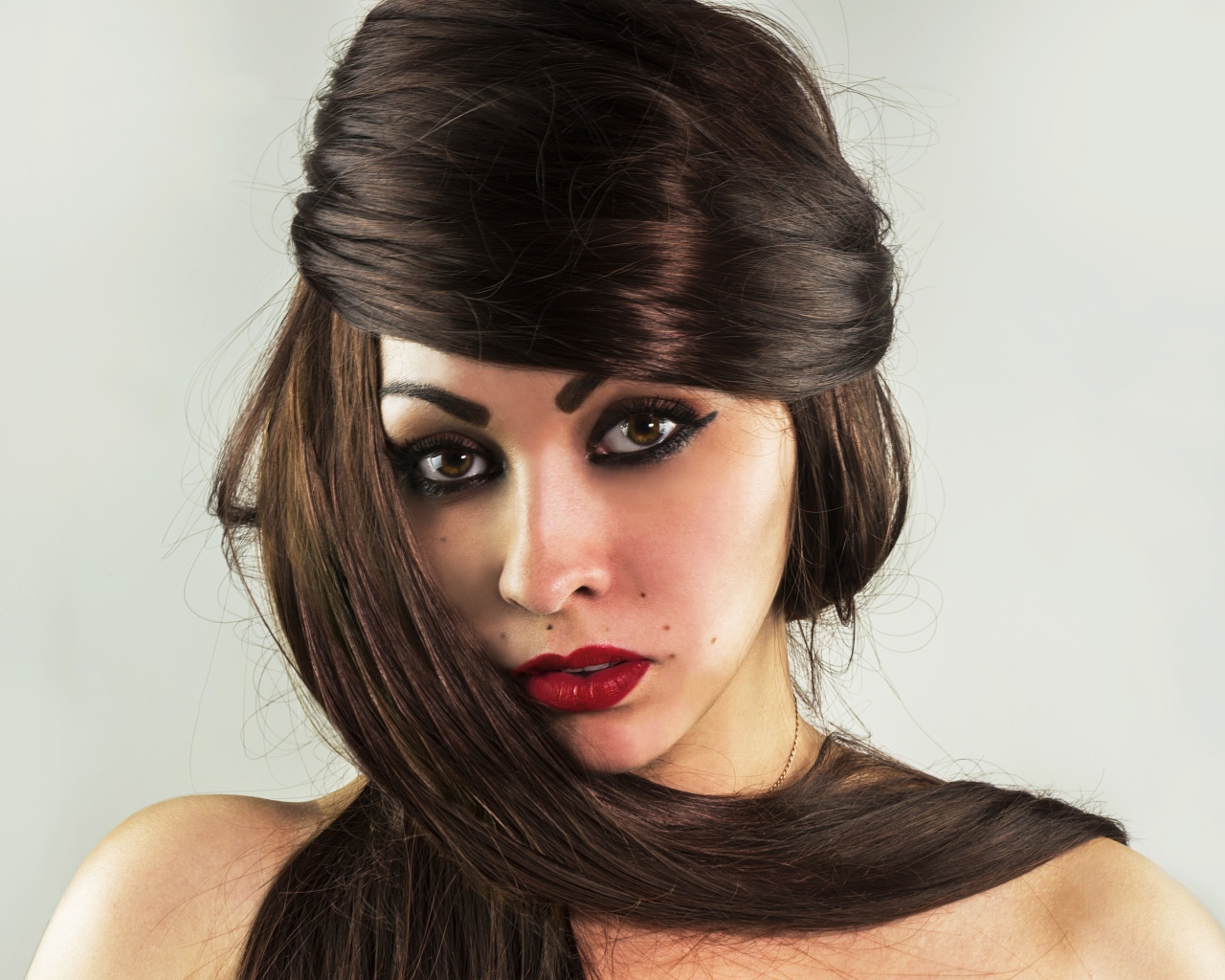 Красивые длинные волосы у девушки с накрашенным лицом