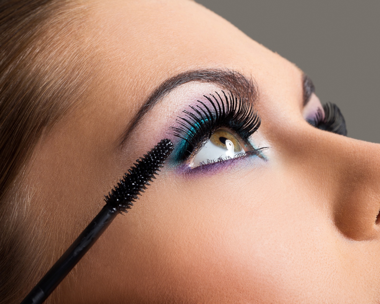 Красивые накрашенные глаза девушки с длинными ресницами