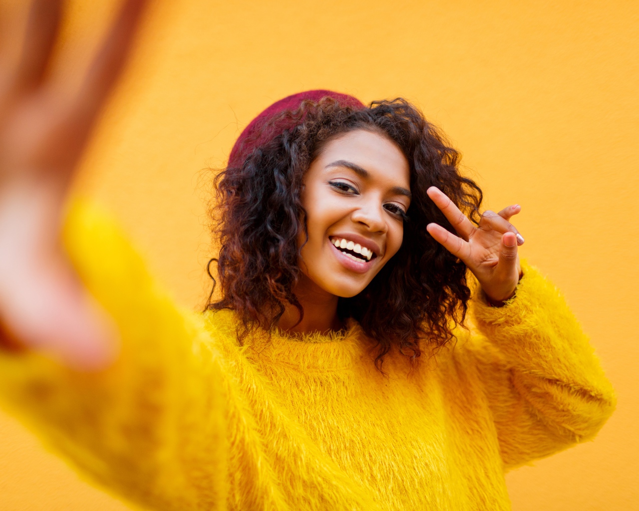 Красивая девушка мулатка в желтом свитере 