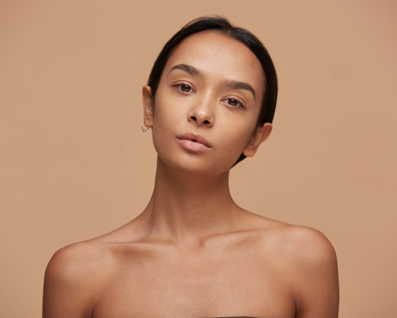 Красивая настоящая девушка с карими глазами