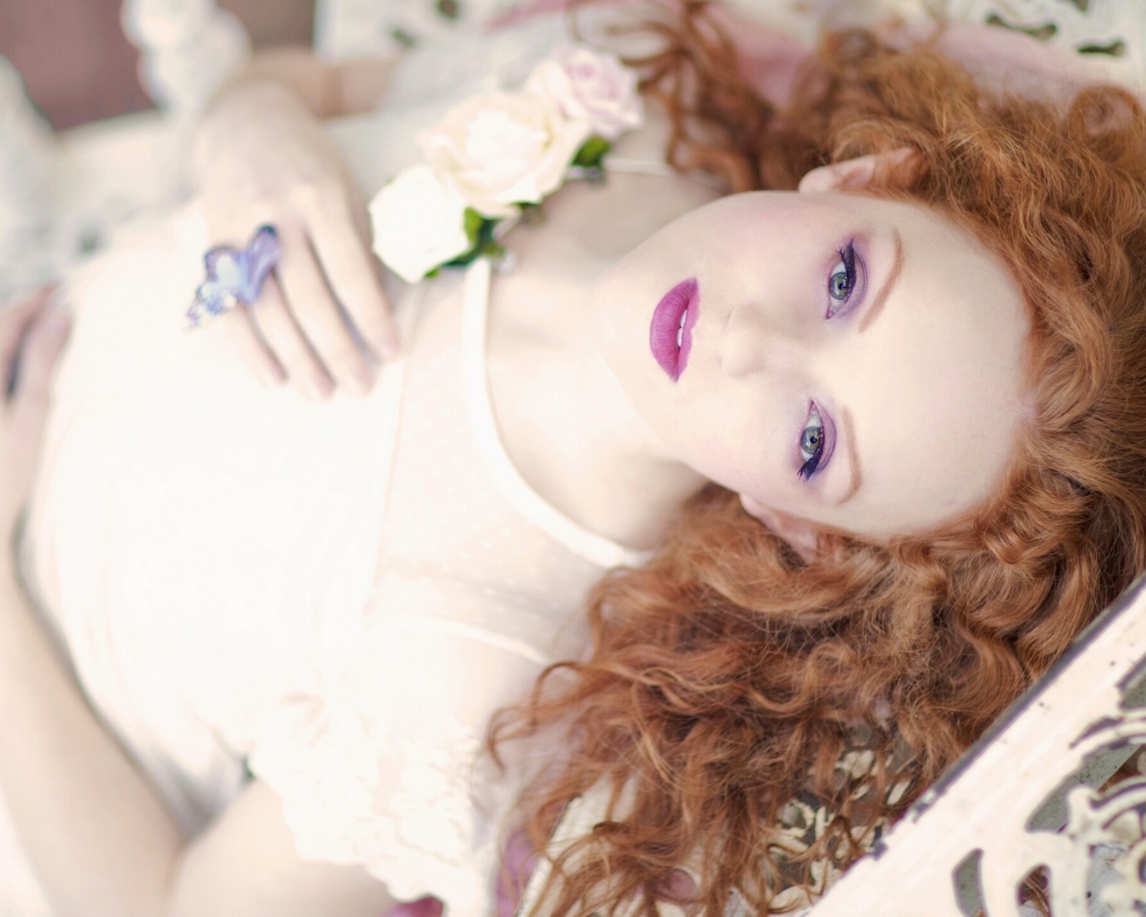 Красивая рыжеволосая девушка невеста 