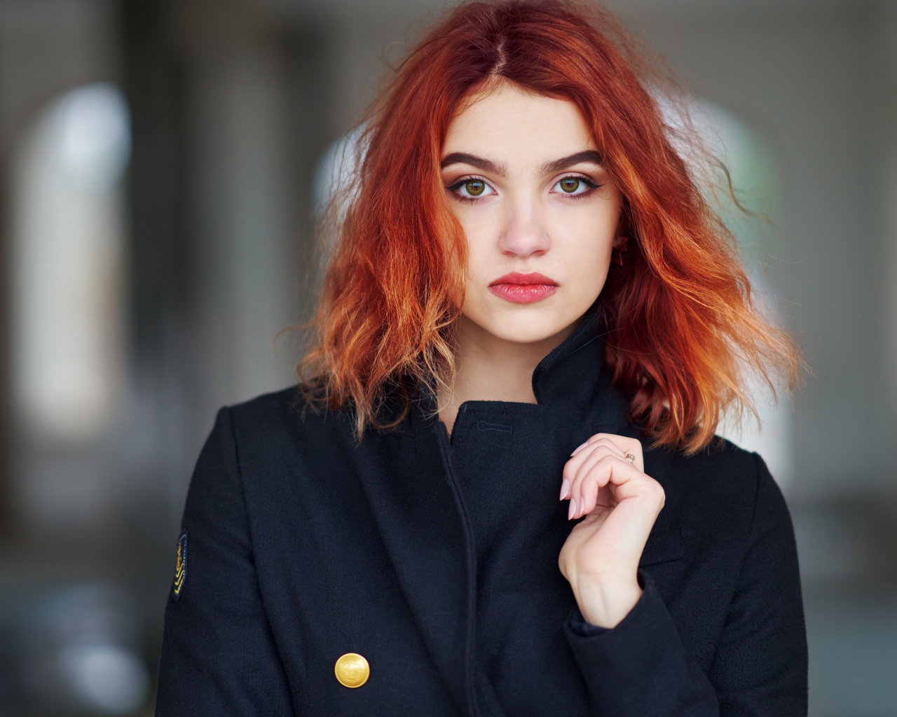 Красивая рыжеволосая девушка в черном пальто 