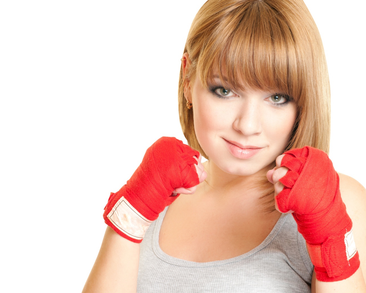 Красивая рыжеволосая девушка в стойке боксера на белом фоне