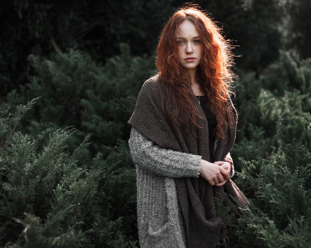 Красивая рыжеволосая девушка в серой кофте 